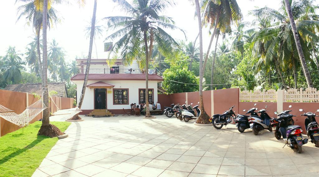 Wanderers Hostel Morjim Buitenkant foto