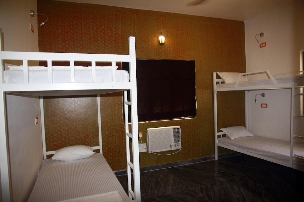 Wanderers Hostel Morjim Kamer foto