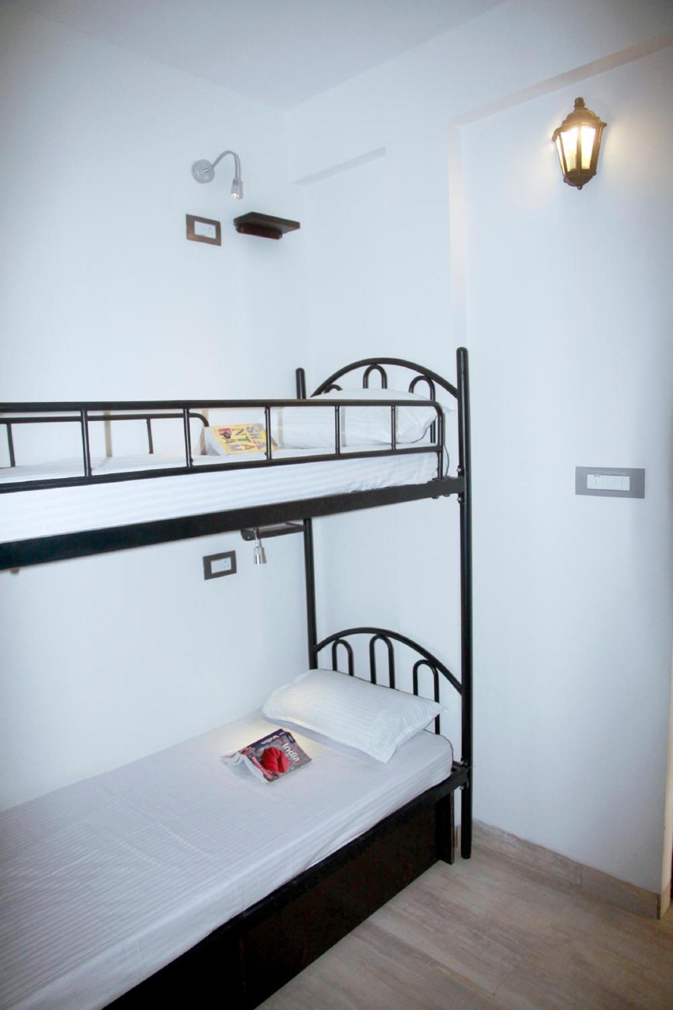 Wanderers Hostel Morjim Buitenkant foto