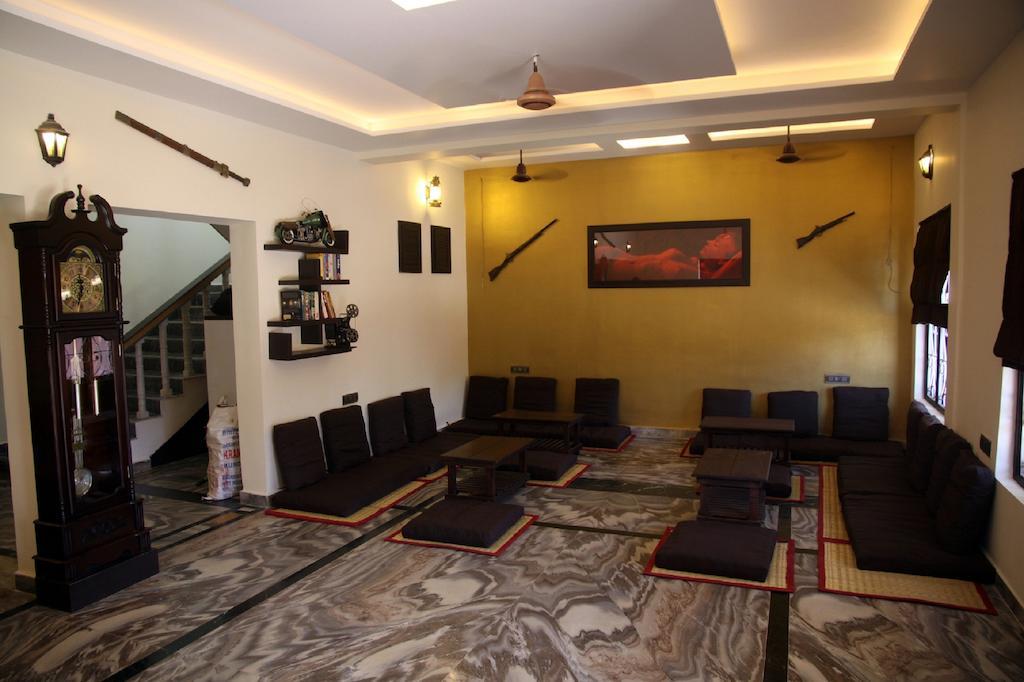 Wanderers Hostel Morjim Buitenkant foto