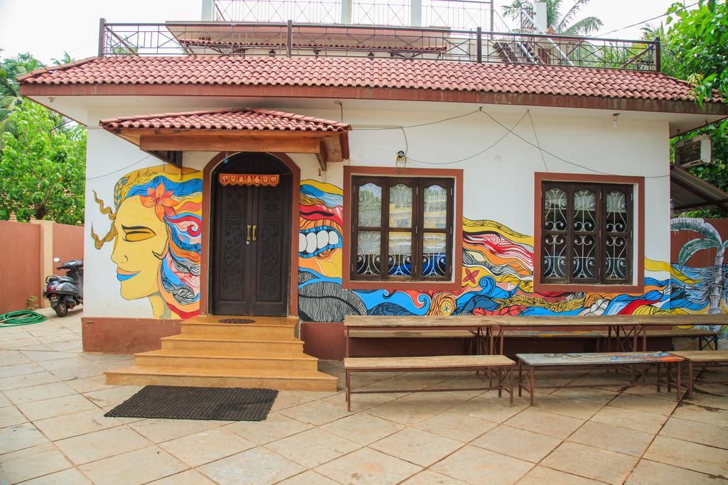 Wanderers Hostel Morjim Buitenkant foto