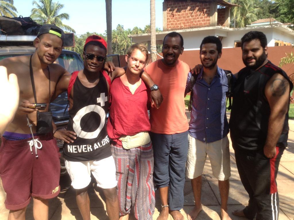 Wanderers Hostel Morjim Buitenkant foto